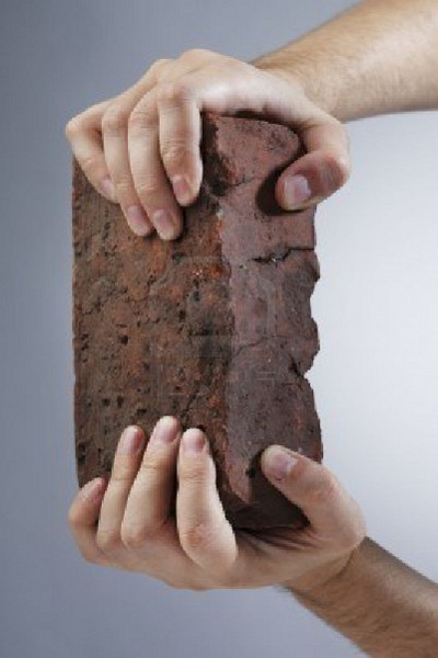 5777418-mani-in-possesso-di-un-vecchio-mattone.jpg