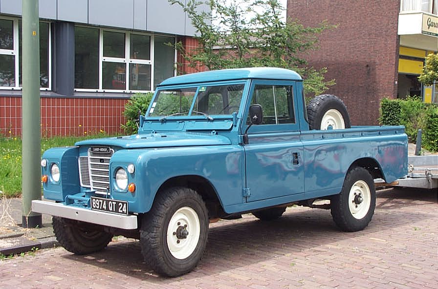 Land_Rover_109_Pick-Up_1980.jpg