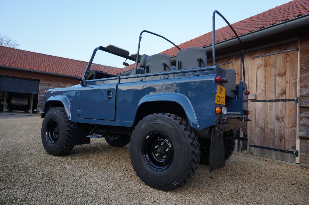 1985-Defender-90-RHD-2.5-D-Arles-Blue-building-day-9-left-rear-low-900-x-16.jpg